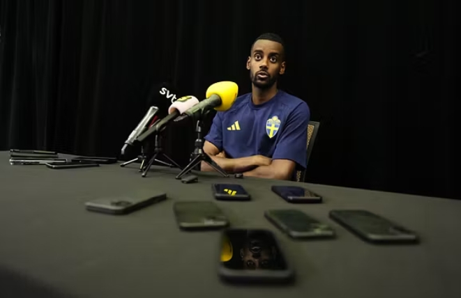 伊萨克：厄立特里亚是我的根 球鞋双国旗承载双重身份