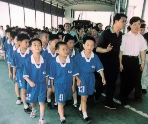 根宝基地26周年：武磊张琳芃等八人视频贺寿 徐根宝喊话“耐心坚持”