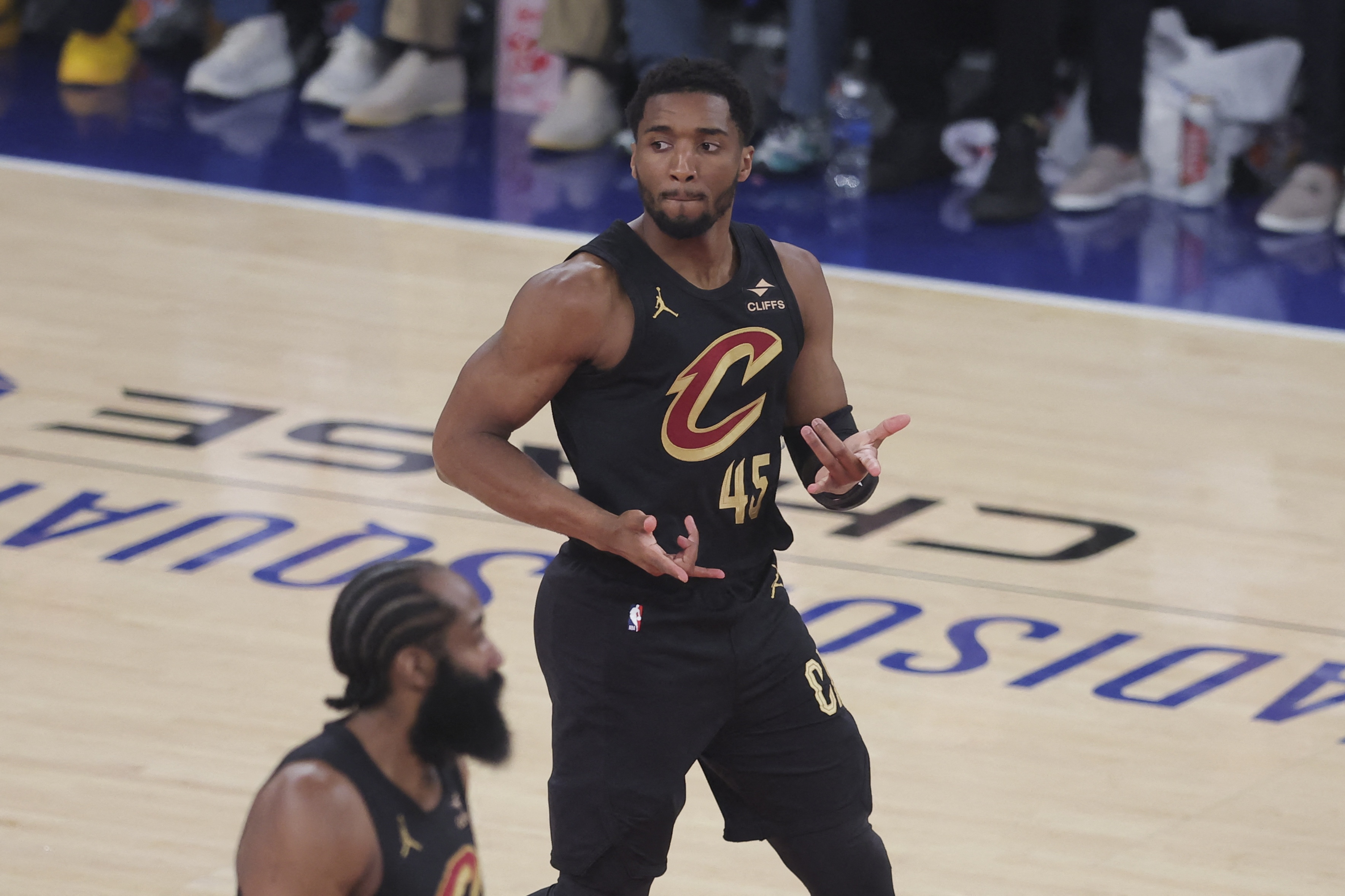 四年2.73亿锁定米切尔,骑士豪赌背后存三大隐患 四年2.73亿锁定米切尔,骑士豪赌背后存三大隐患