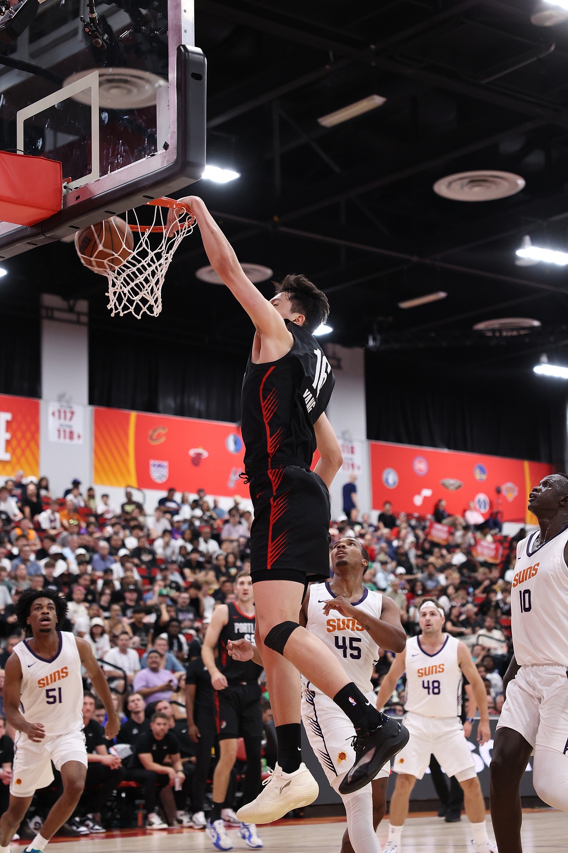 杨瀚森体型接近NBA级别 三分出手更快 防守仍需适应