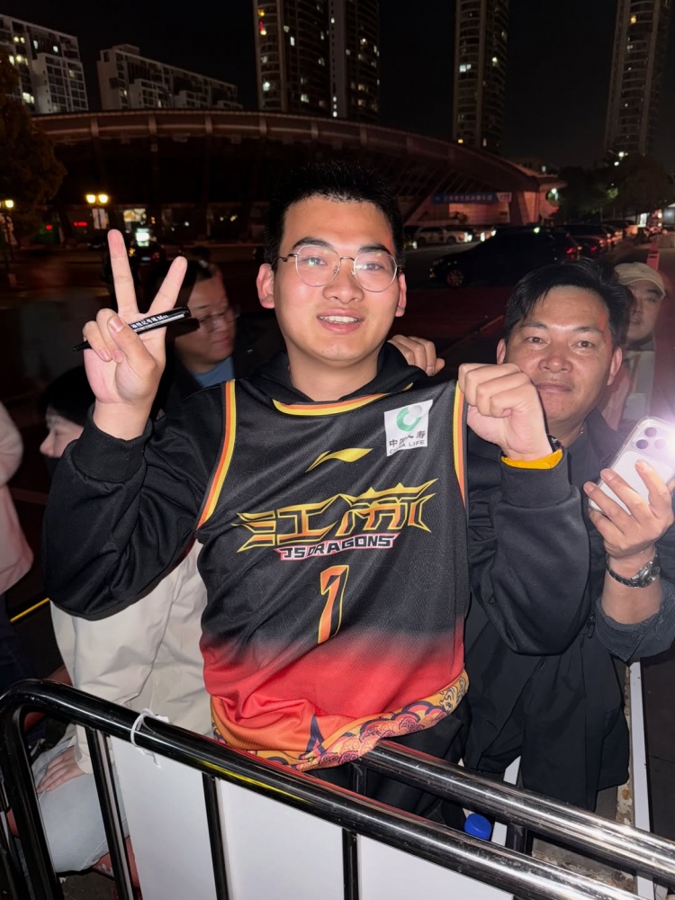 贾尔斯签约北控!社媒告别江苏:谢谢你们 贾尔斯签约北控!社媒告别江苏:谢谢你们