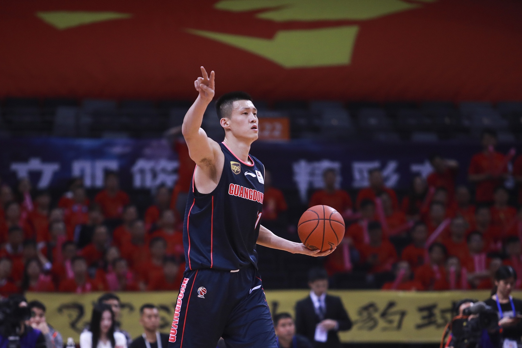 媒体人:周鹏或重返广东 另一建议:任宝远队主帅培养接班人 媒体人:周鹏或重返广东 另一建议:任宝远队主帅培养接班人