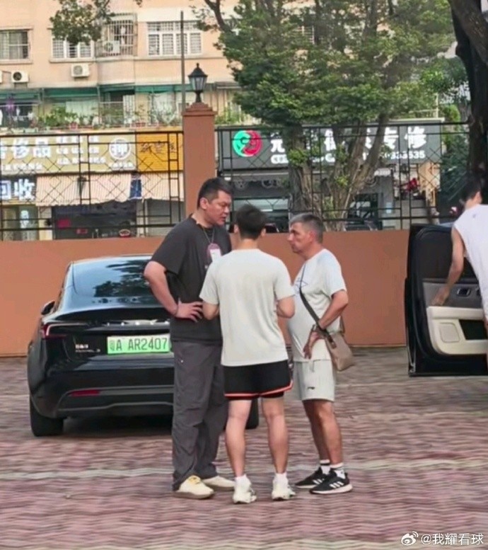 朱芳雨现身宏远俱乐部 与新外教团队完成交接 朱芳雨现身宏远俱乐部 与新外教团队完成交接
