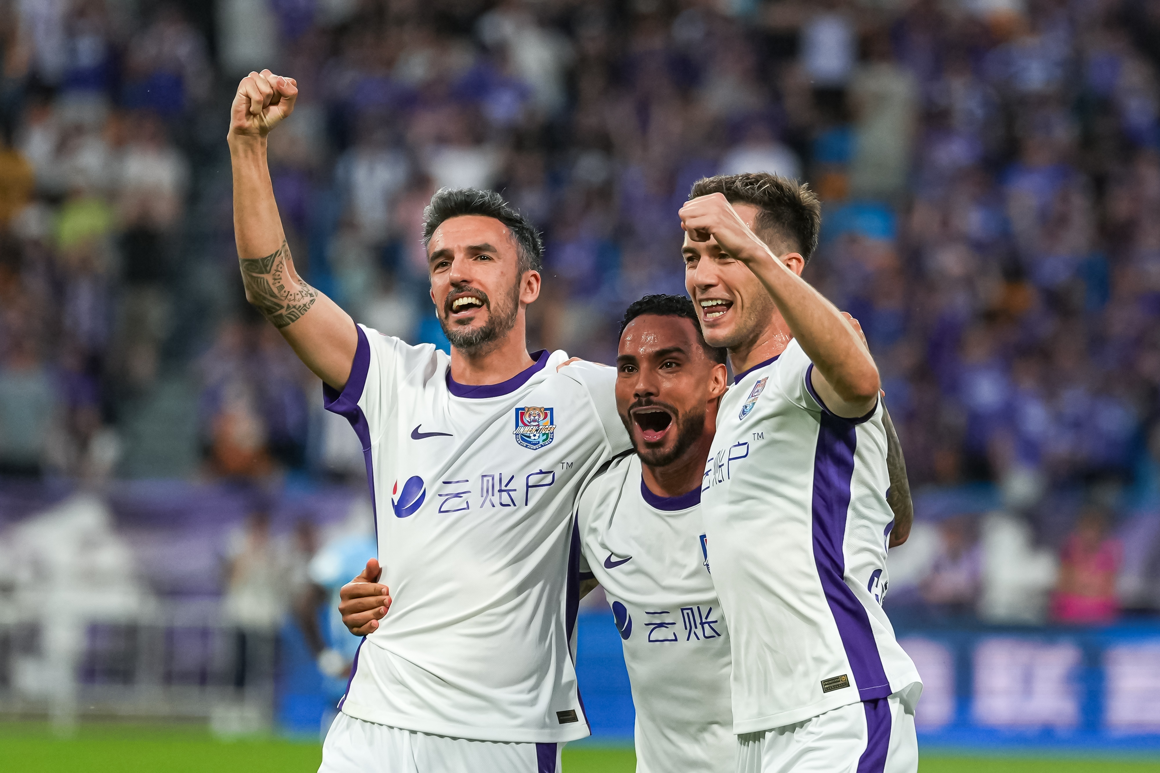 津门虎补时连入两球3-2逆转玉昆,4连胜后连遇泰山国安 津门虎补时连入两球3-2逆转玉昆,4连胜后连遇泰山国安