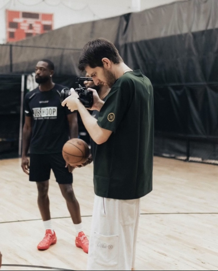 训练师晒同训照 詹姆斯双手扣篮韦德背身单打 训练师晒同训照 詹姆斯双手扣篮韦德背身单打