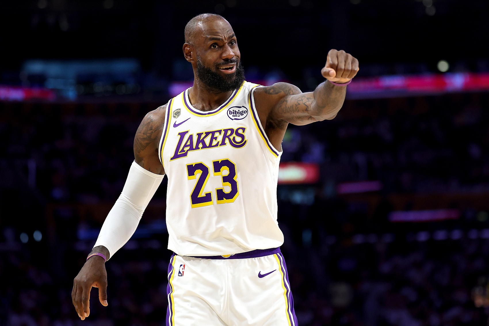 Skip嘲讽NFL外接手皮肯斯称勒布朗GOAT:希望他懂橄榄球比懂篮球多 Skip嘲讽NFL外接手皮肯斯称勒布朗GOAT:希望他懂橄榄球比懂篮球多
