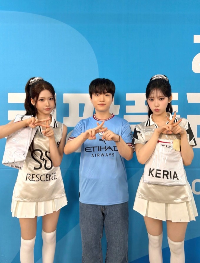 T1三冠王Keria现身曼城韩国行 晒福登签名球衣应援 T1三冠王Keria现身曼城韩国行 晒福登签名球衣应援