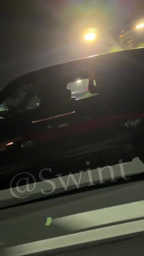 追梦格林抵汕头前被球迷追车 摇下车窗回应 追梦格林抵汕头前被球迷追车 摇下车窗回应