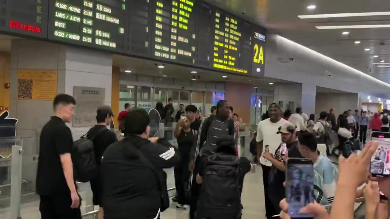第二次中国行 杰伦·威廉姆斯上海落地即开启签名模式 第二次中国行 杰伦·威廉姆斯上海落地即开启签名模式
