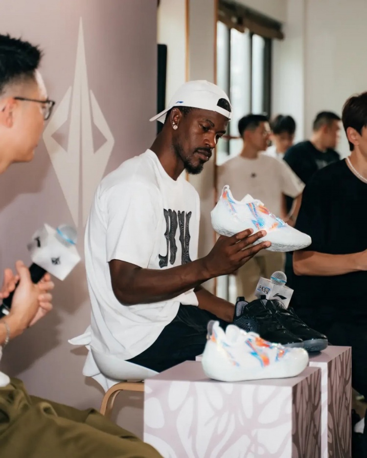 巴特勒晒中国行照片宣传签名鞋:迫不及待想让大家都能穿上 巴特勒晒中国行照片宣传签名鞋:迫不及待想让大家都能穿上