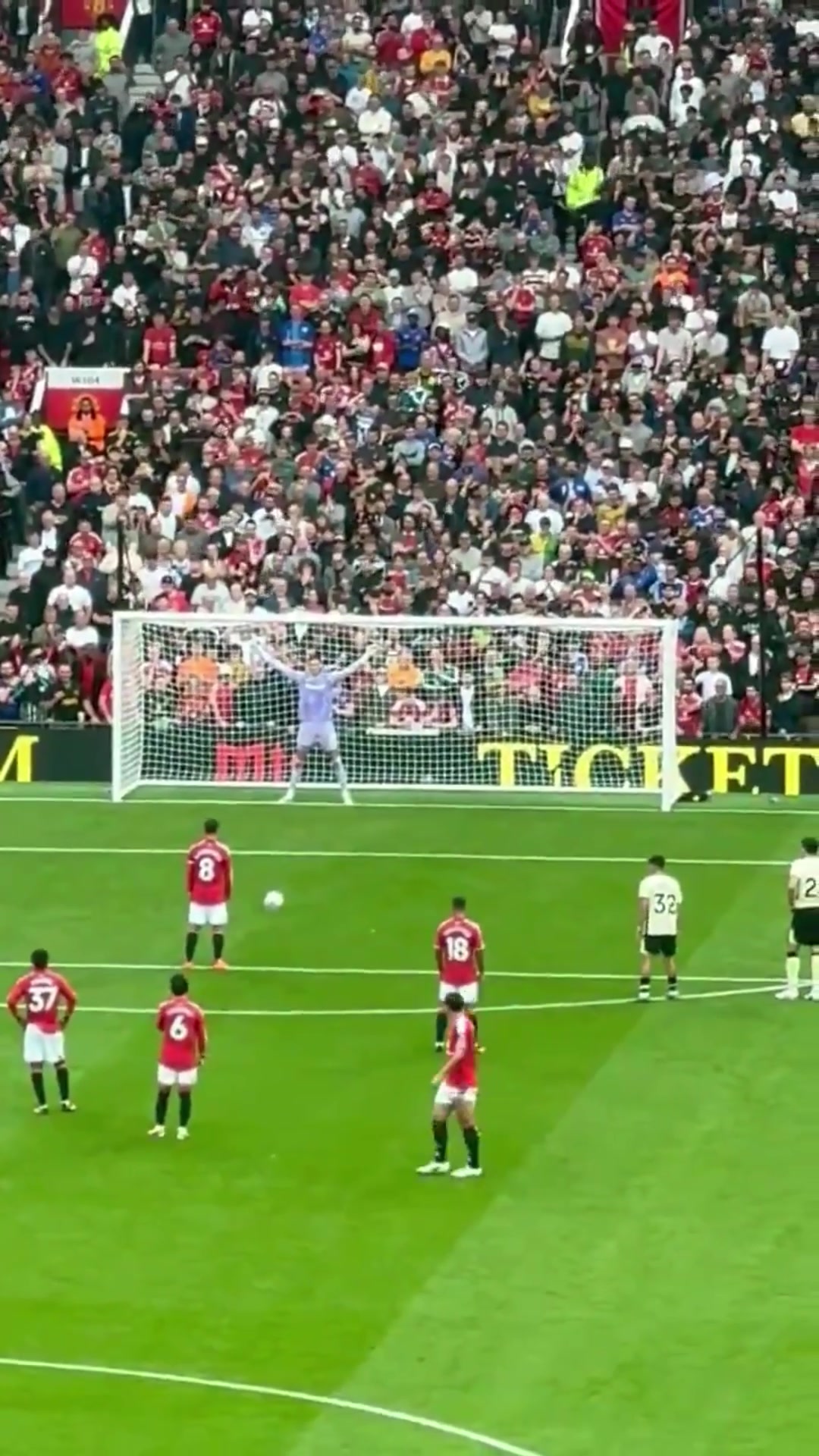 学学英超最佳球员🤣B费主罚点球 蒂莱曼斯在身后模仿其全部动作