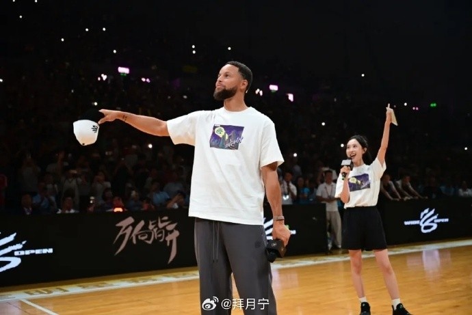 美女主持人晒库里中国行合照：能和库里肩并肩 至今我都还在回味