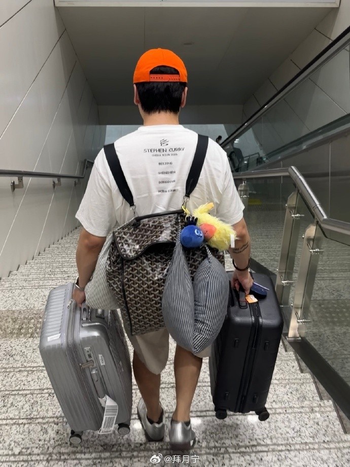 美女主持人晒库里中国行合照：能和库里肩并肩 至今我都还在回味