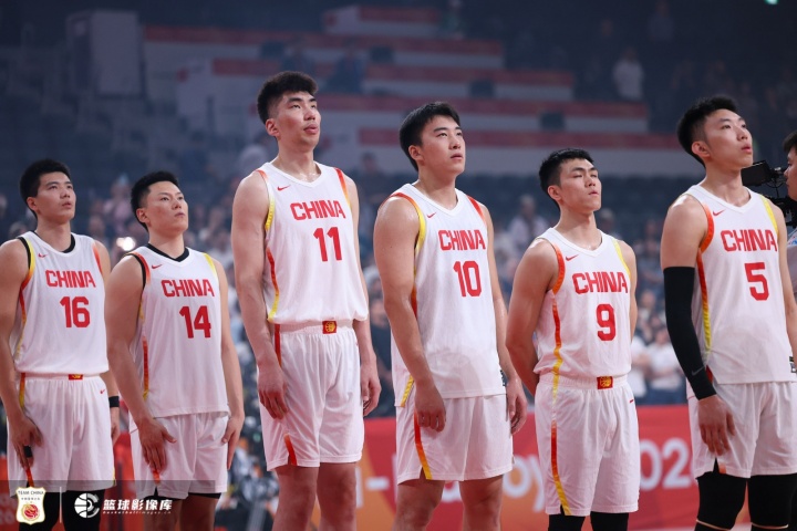 解说：男篮伤病潮 锋线三员大将因伤缺阵 廖三宁生涯最佳一战救主