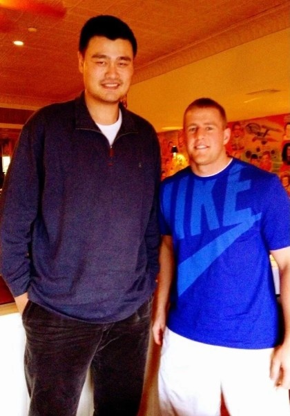 媒体人：即使是1.96米&136公斤的壮汉 在姚明身边依然会像个孩子