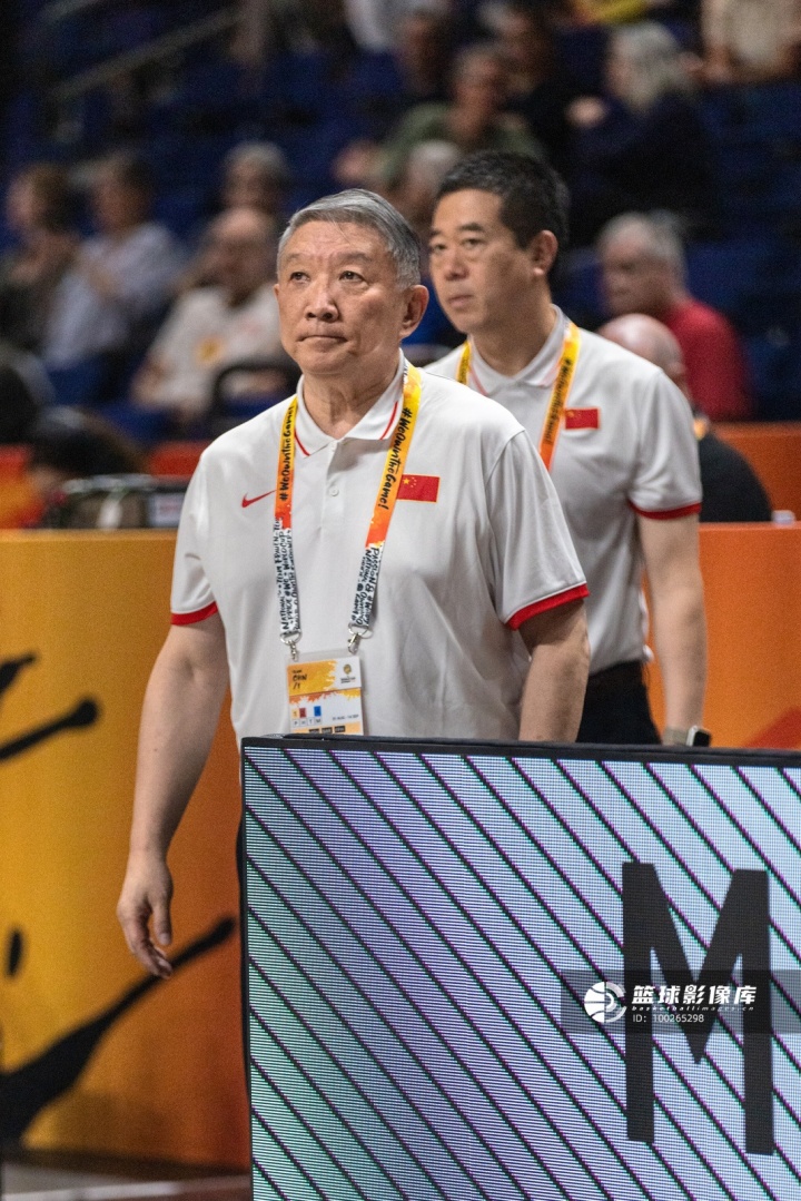 媒体人:中国篮球之所以脱轨如此严重 归根结底还是因为外线太差 媒体人:中国篮球之所以脱轨如此严重 归根结底还是因为外线太差
